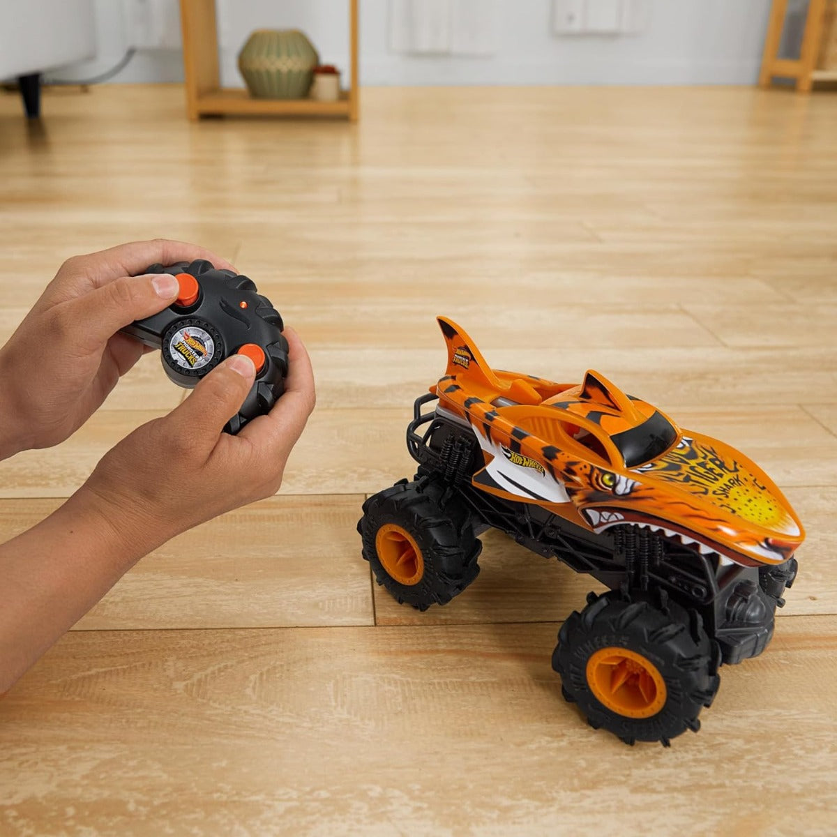 Hot Wheels Monster Trucks Tiger Shark Vehicle 1:24 HNV03