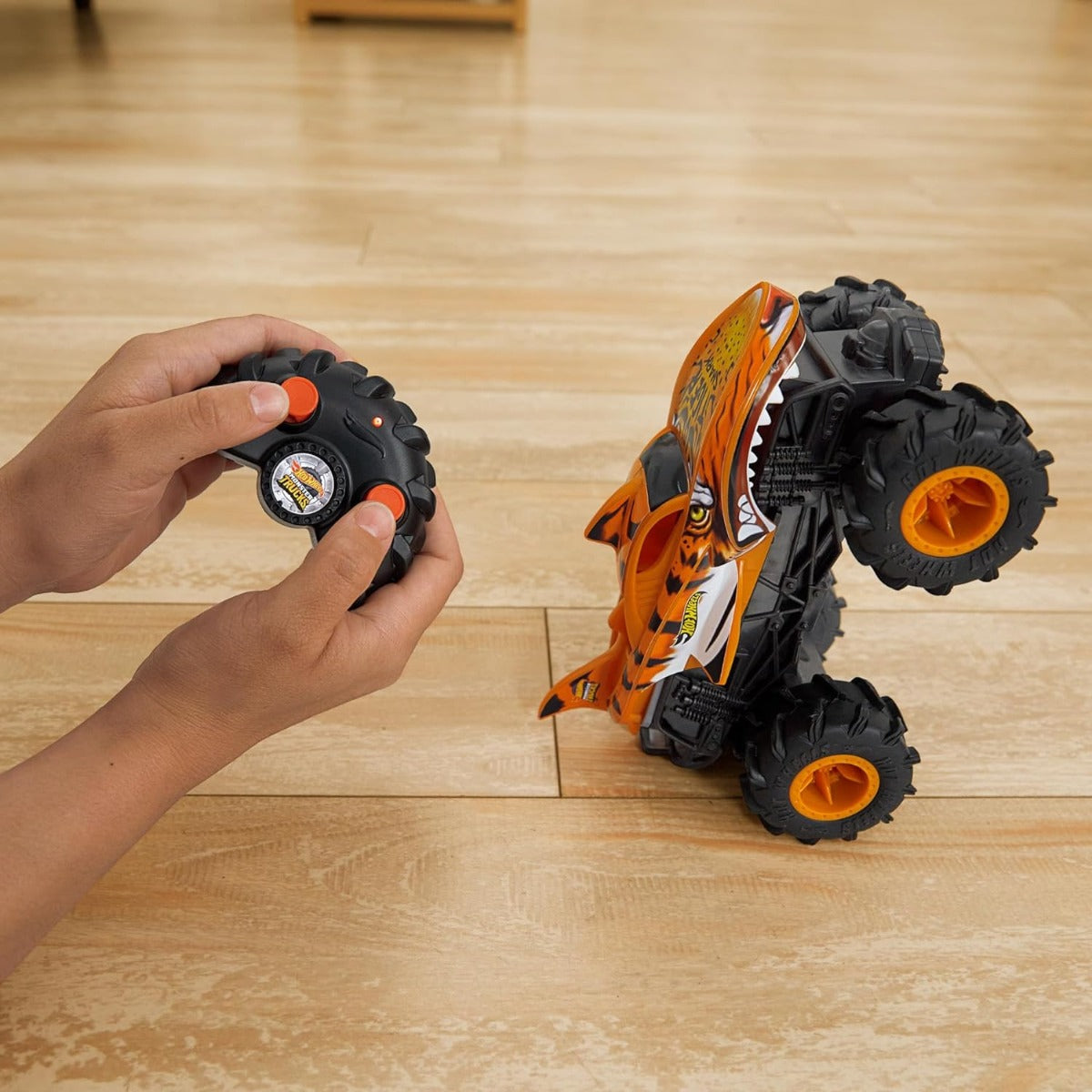 Hot Wheels Monster Trucks Tiger Shark Vehicle 1:24 HNV03