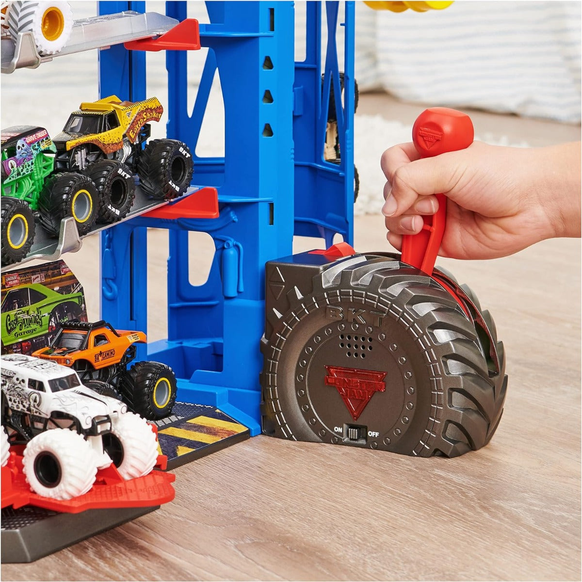Monster Jam Monster Garage Storage and Playset 1:64 6060879