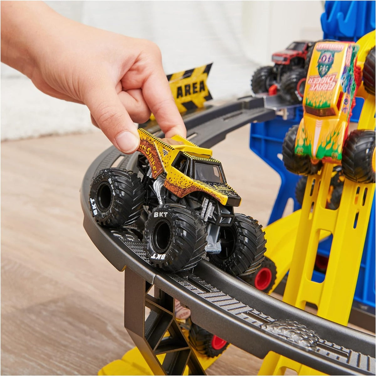 Monster Jam Monster Garage Storage and Playset 1:64 6060879